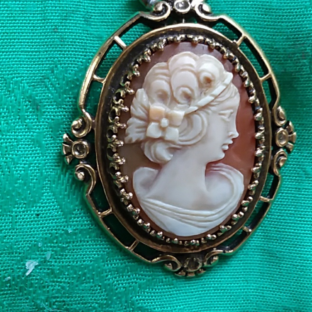 An Antique Stunninv 14k Gold Cameo 2 "